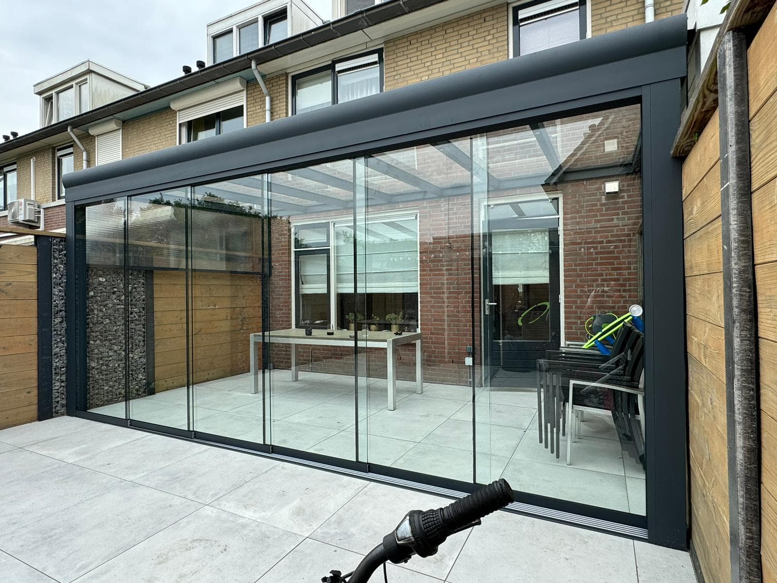 Veranda met Glazen Schuifwanden - Moderne veranda met afsluitbare wanden